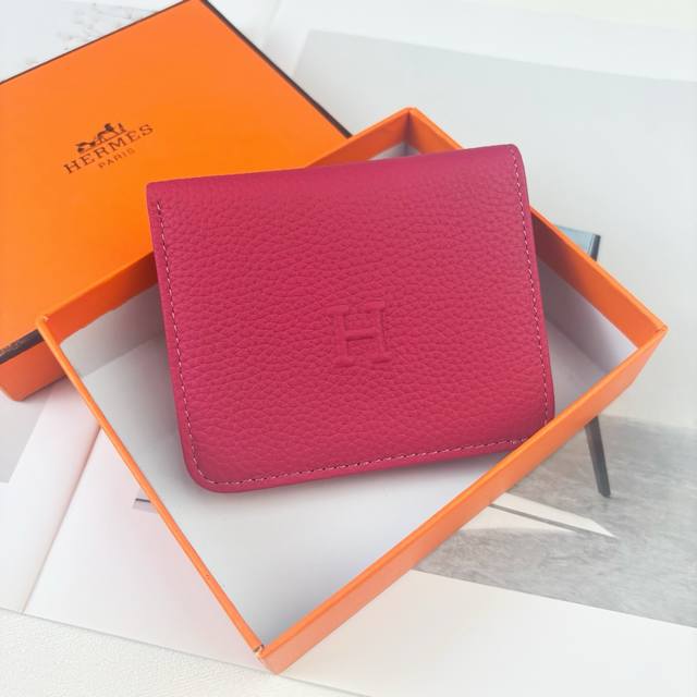 Hermes 新款New Arrivals Silk’In Togo 牛皮 女款照片包 采用Barenia小牛皮制作而成 4个插卡位，一个大钞位，一个照片位 内