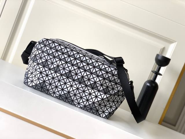 Issey Miyake 三宅 硅胶相机包拼色 顶级原单 Kuro系列相机包，专柜同步限定款，拼色硅胶相机包，属于夏季的色彩斑斓上身极其帅气，超级轻，又能装，装