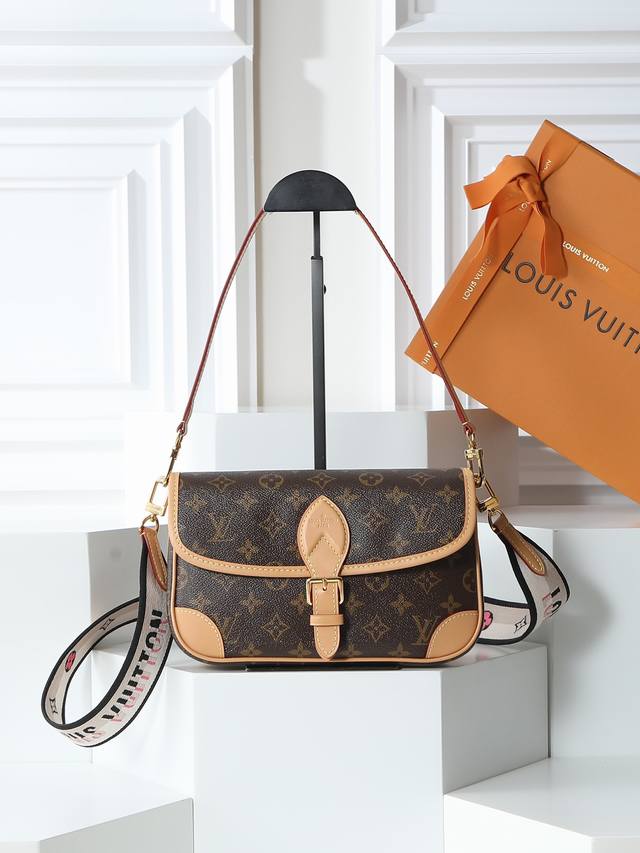 动态变码芯片163C M45985老花黄皮 顶级原单Diane 手袋重塑 1990 年代的经典设计，为 Monogram 帆布包身融入皮革包角和传统搭扣等复古元