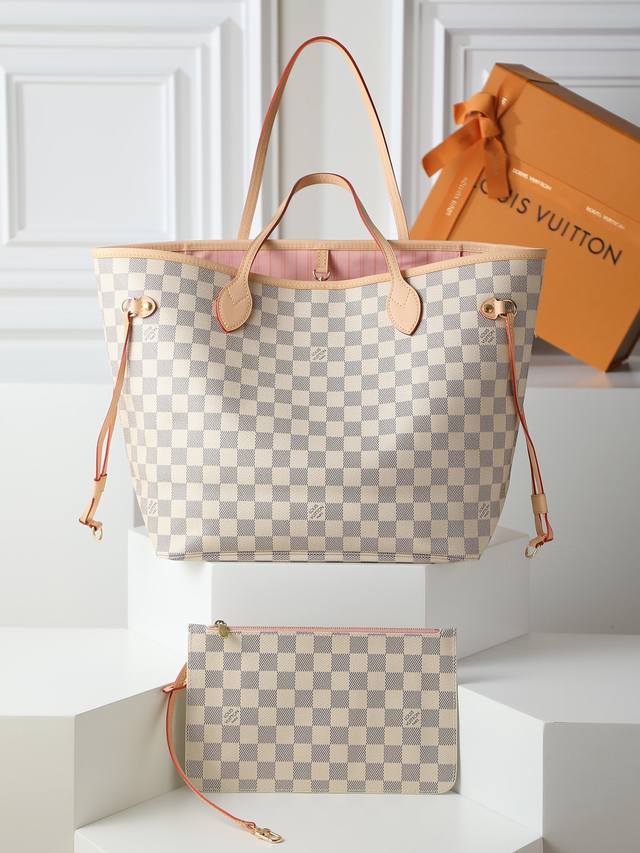 顶级原单，动态变码芯片 M41605白格粉。Neverfull 中号手袋 Neverfull 全新演绎经典手袋，探索袋内精致细节。重新设计的内袋采用了清新的织物