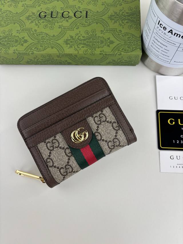 Guccl 全新推出Gg令人欲罢不能的美包你收了吗？Gg Marmont系列，优雅精巧的设计可是俘获了不少少女的芳心！同时也是全球达人必备的百搭单品！超级赞！