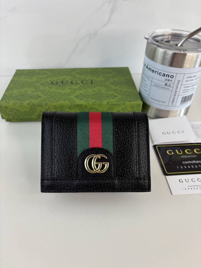 Gucci 官网同步新款！Ophidia系列～短款卡包～钱包，采用Gg Supreme 猪纹牛皮，配以标志性双G 五金唛头，经典著作红绿色织带，高端棉布拉链～精
