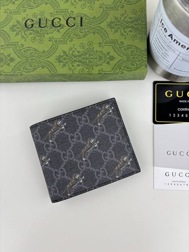 Guccl 新款男士短款钱包！专柜同步，黑色皮革，搭配pvc面料 丝印最新小虎标志 油边做工精细 ，简单大方，时尚霸气， 型号: 451268 尺寸: 10Cm