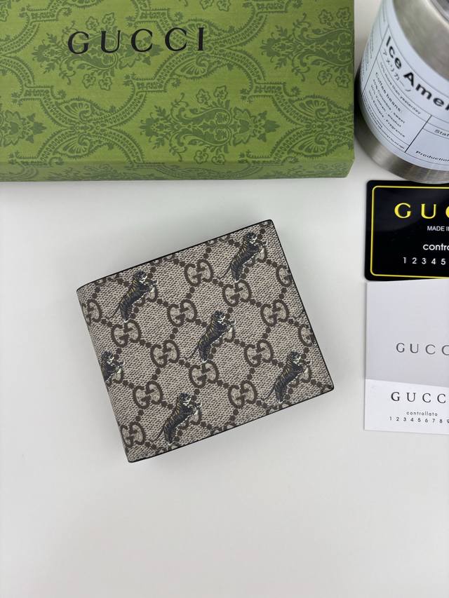 Guccl 新款男士短款钱包！专柜同步，黑色皮革，搭配pvc面料 丝印最新小虎标志 油边做工精细 ，简单大方，时尚霸气， 型号: 451268 尺寸: 10Cm