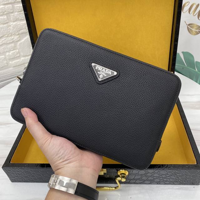 顶级原单醉新款手拿包到货。进口牛皮。配专里布。做工看细节，每一处都无比讲究，精致细腻。市场最牛货，一直坚持高端精品出击，手快者赚，下手晚了别说没提醒哦，实体店