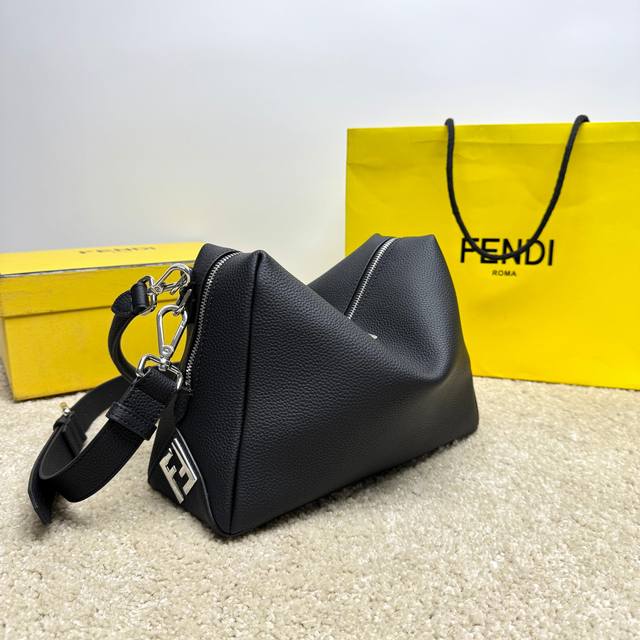 原单品质 头层牛皮，包身走线工整，每个细节都经过精雕细琢，极简.高级.低调中展现优雅风格.又不缺乏细节.经得起时间考验.肩带长短可随意调节，舒适随性，肉眼所见的