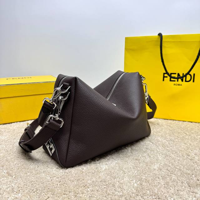 原单品质 头层牛皮，包身走线工整，每个细节都经过精雕细琢，极简.高级.低调中展现优雅风格.又不缺乏细节.经得起时间考验.肩带长短可随意调节，舒适随性，肉眼所见的