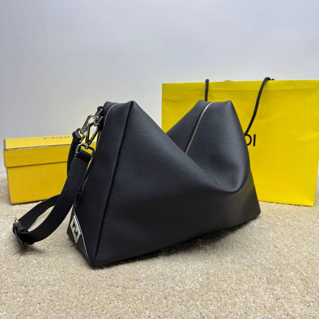 原单品质 头层牛皮，包身走线工整，每个细节都经过精雕细琢，极简.高级.低调中展现优雅风格.又不缺乏细节.经得起时间考验.肩带长短可随意调节，舒适随性，肉眼所见的