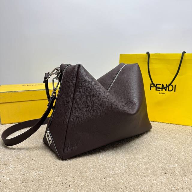 原单品质 头层牛皮，包身走线工整，每个细节都经过精雕细琢，极简.高级.低调中展现优雅风格.又不缺乏细节.经得起时间考验.肩带长短可随意调节，舒适随性，肉眼所见的