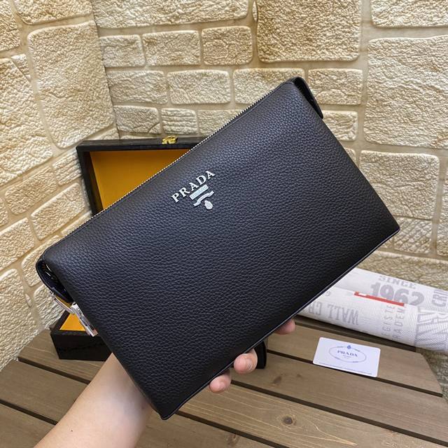 型号33015-1 prada爆款密码锁；富贵代表作～～真正的纯牛皮，有皮的味道...独家火爆款关注；..巴黎首展Ceo重磅推荐款prada普拉达顶端货；..顶