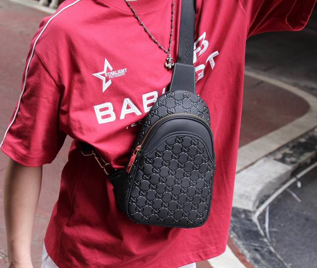 断货王 G家中古款 胸包 型号：33022-1#Black 进口五金 男包爆款 进囗头层牛皮，高端G麦！ 原厂磨砂牛皮，欢迎对比高雅的造型，秉承严谨考究的工艺，