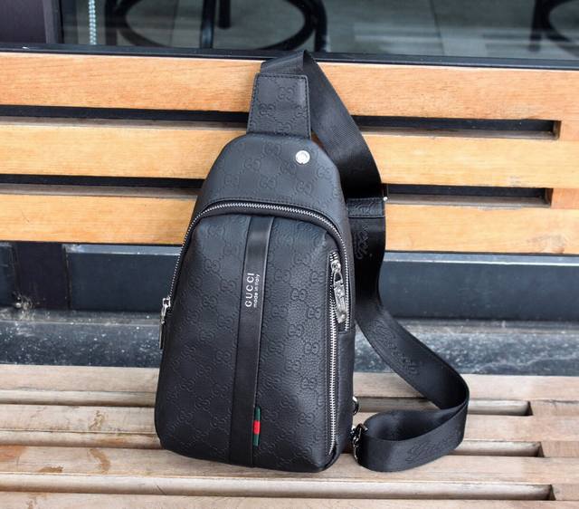 批￥ 型号：33229-2#Black 原单货 进口五金配手腕扣 专柜原单，男包胸包爆款 专柜同步，原版进囗头层牛皮，高端麦！ 意大利原版牛皮，欢迎对比高雅的造