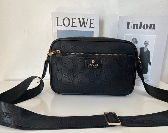 新款 Gucci，古奇专柜同步 男士斜挎包原版品质 商务款式，手感绝对牛！进口台湾面料配头层牛皮 内里采用原版专用里布！清晰Logo！ 高端走起，男神必备 质量