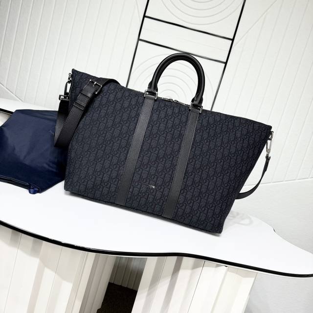 市场最高版本 原单品质 正品打版 保证进口头层牛皮,拒绝二层皮,拒绝超纤皮 Weekender 40 手袋 黑色 Oblique 印花面料和黑色粒面牛皮革 编号 市场最高版本 原单品质 正品打版 保证进口头层牛皮,拒绝二层皮,拒绝超纤皮 Weekender 40 手袋 黑色 Oblique 印花面料和黑色粒面牛皮革 编号