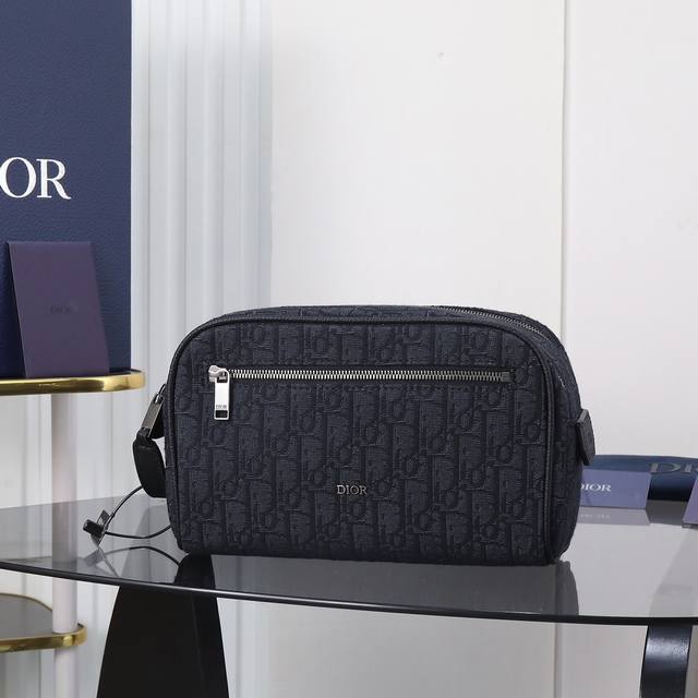 市场最高版本，欢迎对比 洗漱包 黑色 Oblique 印花和黑色粒面牛皮革 编号: 2Esca494Yky_H03E 这款洗漱包融合实用功能与简约设计。采用黑色