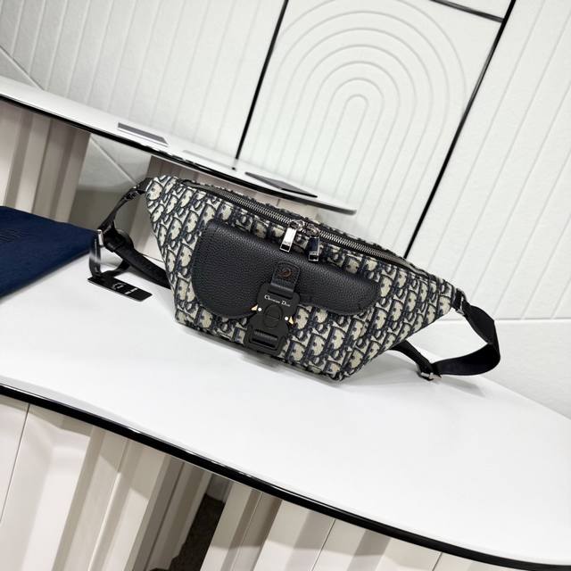 市场最高版本 原单品质 正品打版 保证进口头层牛皮，拒绝二层皮，拒绝超纤皮 Safari 手袋 附肩带 马鞍腰包 米色和黑色 Oblique 印花面料搭配黑色粒