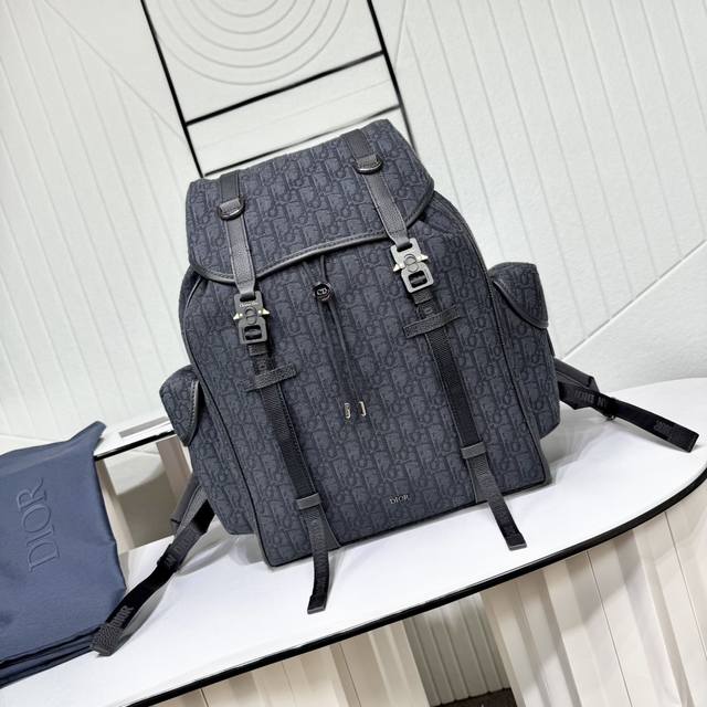 市场最高版本 原单品质 正品打版 保证进口头层牛皮,拒绝二层皮,拒绝超纤皮 Dior Hit The Road 翻盖双肩背包 黑色 Oblique 印花面料和黑 市场最高版本 原单品质 正品打版 保证进口头层牛皮,拒绝二层皮,拒绝超纤皮 Dior Hit The Road 翻盖双肩背包 黑色 Oblique 印花面料和黑