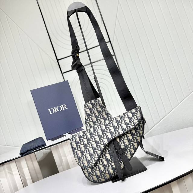 市场最高版本 原单品质 正品打版 配盒子 礼品袋 马鞍包 米色和黑色 Oblique 印花面料 编号: 1Adpo093Yky_H28E 这款马鞍包饰以经典的米 市场最高版本 原单品质 正品打版 配盒子 礼品袋 马鞍包 米色和黑色 Oblique 印花面料 编号: 1Adpo093Yky_H28E 这款马鞍包饰以经典的米