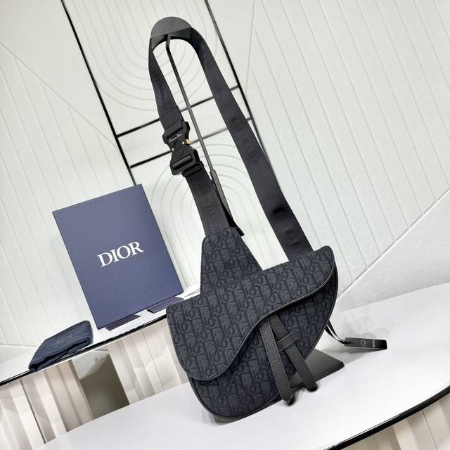 市场最高版本 原单品质 正品打版 配盒子 礼品袋 马鞍包 黑色 Oblique 印花面料 编号: 1Adpo093Yky_H00N 这款马鞍包突显品牌经典的黑色