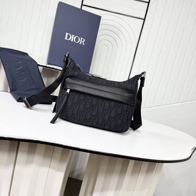 市场最高版本 原单品质 正品打版 保证进口头层牛皮,拒绝二层皮,拒绝超纤皮 小号 Rider Soft 水饺包 黑色 Oblique 印花面料和黑色粒面牛皮革 市场最高版本 原单品质 正品打版 保证进口头层牛皮,拒绝二层皮,拒绝超纤皮 小号 Rider Soft 水饺包 黑色 Oblique 印花面料和黑色粒面牛皮革