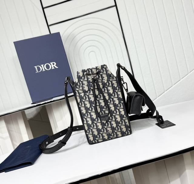 市场最高版本 原单品质 正品打版 配盒子 礼品袋 迷你水桶包 米色和黑色 Oblique 印花面料搭配黑色粒面牛皮革 编号: 2Leca594Yky_H27E 市场最高版本 原单品质 正品打版 配盒子 礼品袋 迷你水桶包 米色和黑色 Oblique 印花面料搭配黑色粒面牛皮革 编号: 2Leca594Yky_H27E