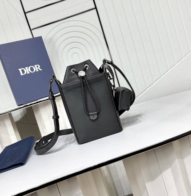 市场最高版本 原单品质 正品打版 配盒子 礼品袋 迷你水桶包 黑色粒面牛皮革 编号: 2Leca594Ula_H00N 这款水桶包是二零二五冬季男装系列新品,彰 市场最高版本 原单品质 正品打版 配盒子 礼品袋 迷你水桶包 黑色粒面牛皮革 编号: 2Leca594Ula_H00N 这款水桶包是二零二五冬季男装系列新品,彰