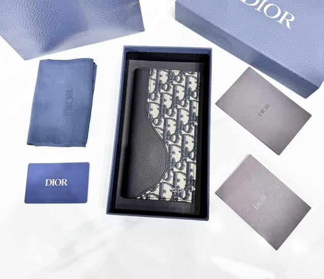 市场最高版本 原单品质 正品打版 保证进口全头层牛皮,拒绝二层皮,拒绝超纤皮 配盒子 礼品袋 马鞍长款竖版钱包 黑色细工镶嵌粒面牛皮革搭配米色和黑色 Obliq 市场最高版本 原单品质 正品打版 保证进口全头层牛皮,拒绝二层皮,拒绝超纤皮 配盒子 礼品袋 马鞍长款竖版钱包 黑色细工镶嵌粒面牛皮革搭配米色和黑色 Obliq