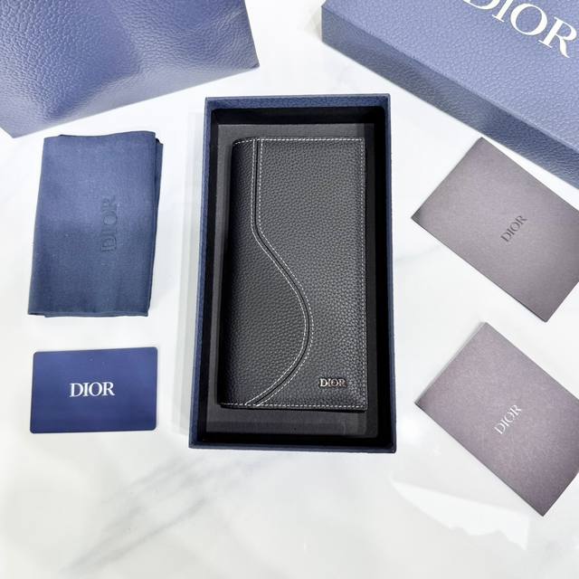 市场最高版本 原单品质 正品打版 保证里外全头层牛皮，拒绝二层皮，拒绝超纤皮 配盒子 礼品袋 马鞍长款竖版钱包 黑色粒面牛皮革 编号: 2Adbc330Ykk_