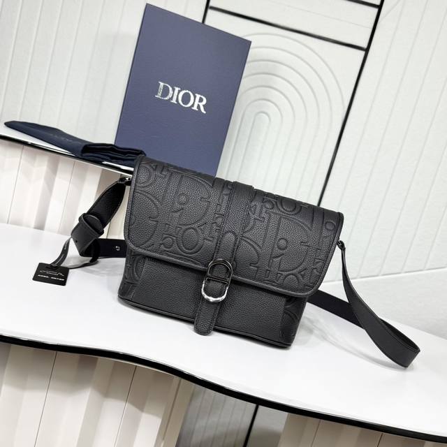 市场最高版本 原单品质 正品打版 保证进口头层牛皮，拒绝二层皮，拒绝超纤皮 中号 Dior Daily 翻盖信使包 黑色 Dior Gravity 印花效果皮革