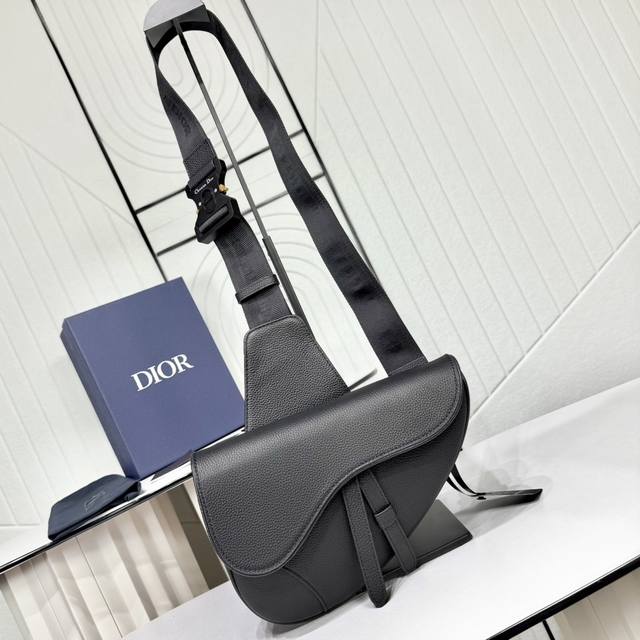 市场最高版本 原单品质 正品打版 保证全头层进口牛皮，拒绝二层皮，拒绝超纤皮 配盒子 礼品袋 马鞍包 黑色粒面牛皮革 编号: 1Adpo093Ymj_H00N