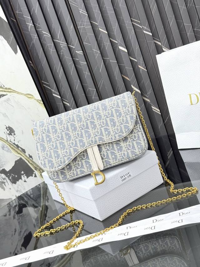 这款马鞍链条手袋线条流畅协调，是一款时尚且实用的单品。采用蓝色Denim Dior Oblique 提花面料精心制作，以不规则的石洗效果焕新演绎经典的Dior图