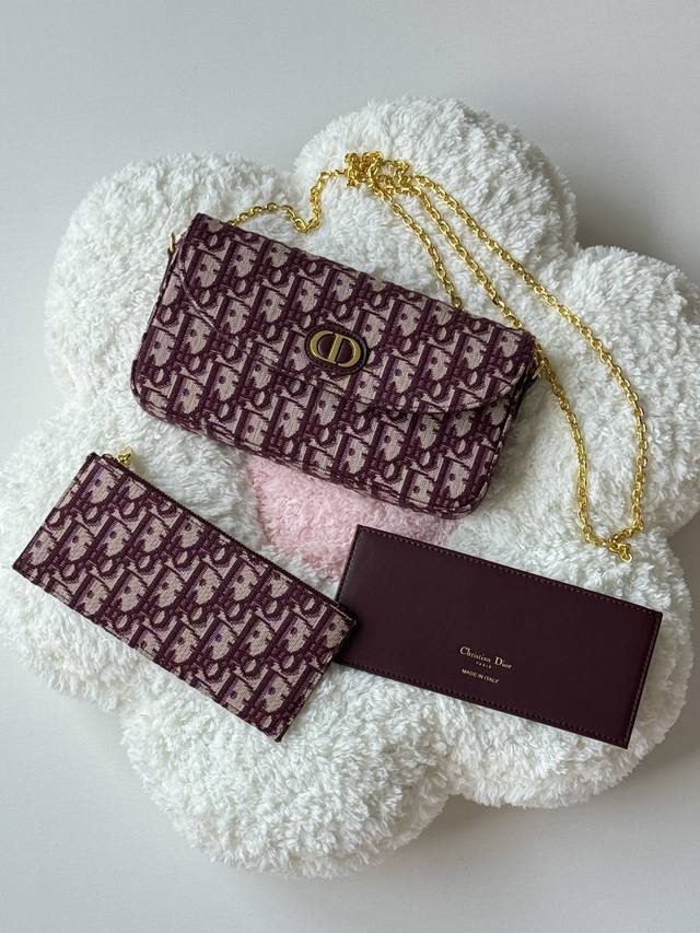 Newdior 迪奥2025秋冬最新款斜挎包。3合1包形太可爱拉，既小巧又精致，采用Obliaue 老花面料，标志性的字母提升格调，3合1的容量可收纳各种日常用
