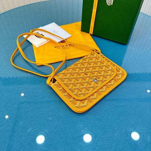 原单价 信封包 plumet 迷你包的创作灵感源于品牌经典的Saint Louis包款，沿袭了与之相同的设计美学及制作技艺。plumet迷你包被视为一款极具功能