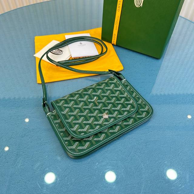 原单价: 信封包 plumet 迷你包的创作灵感源于品牌经典的Saint Louis包款，沿袭了与之相同的设计美学及制作技艺。plumet迷你包被视为一款极具功