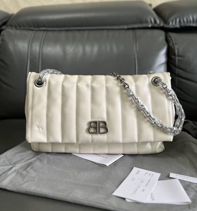 原单跑量 车线款 Balenciag*巴黎世嘉 Monaco 做旧金色Bb徽标翻盖闭合 Arena小牛皮 链条包手提单肩包 中号女款，包身柔韧有质感。采用超柔软