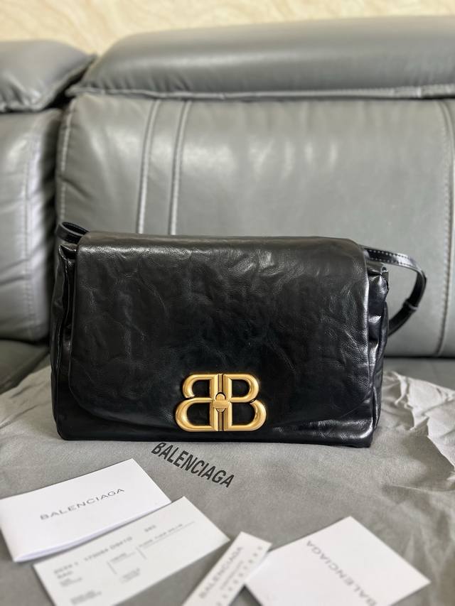 原单跑量 Balenciag*巴黎世嘉Monaco 绗缝设计正面标志徽标 牛皮革 单肩包 小号 女款 黑色 简约的设计满满都是高级感和干练风格哇~如同纯粹的光影