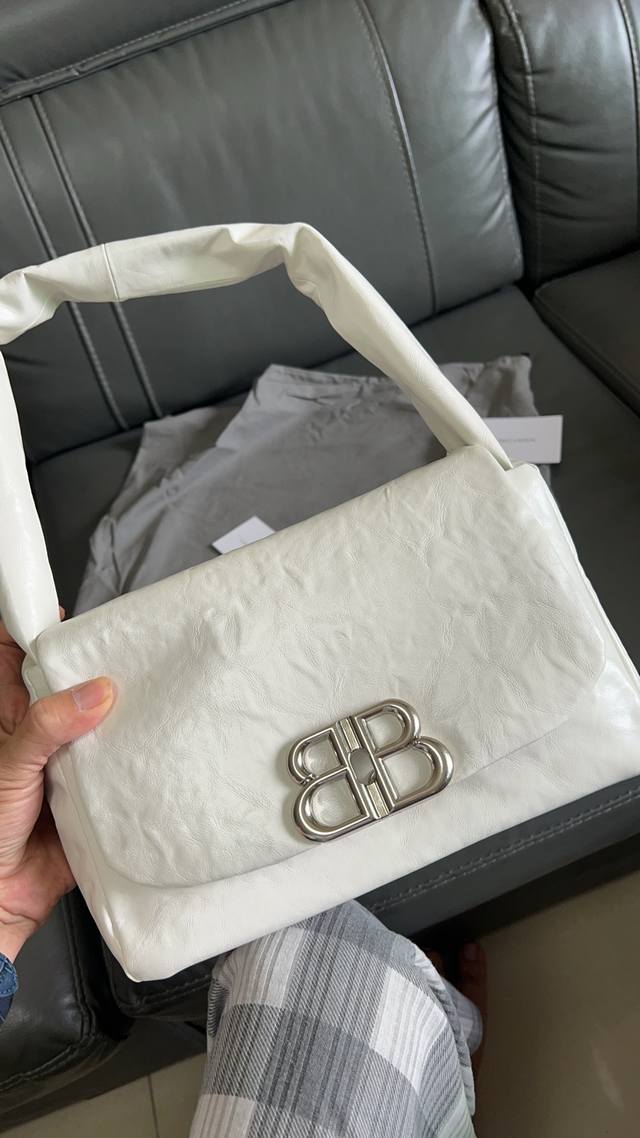 原单跑量 Balenciag*巴黎世嘉Monaco 绗缝设计正面标志徽标 牛皮革 单肩包 小号 女款 白色 简约的设计满满都是高级感和干练风格哇~如同纯粹的光影