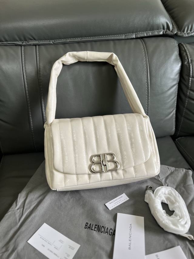原单跑量 车款 Balenciag*巴黎世嘉Monaco 绗缝设计正面标志徽标 牛皮革 单肩包 小号 女款 白色 简约的设计满满都是高级感和干练风格哇~如同纯粹