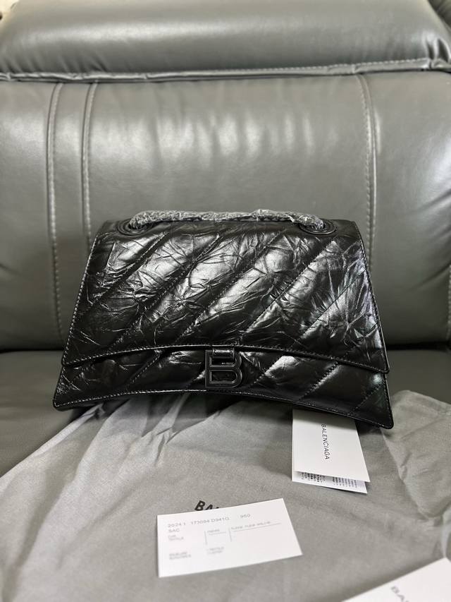 原单跑量 Balenciag*巴黎世嘉 Crush 哑光枕头包 Niki包 牛皮 链条单肩包 中号 女款 黑色Crush 经典沙漏轮廓却又像枕头般柔软，揉成团又
