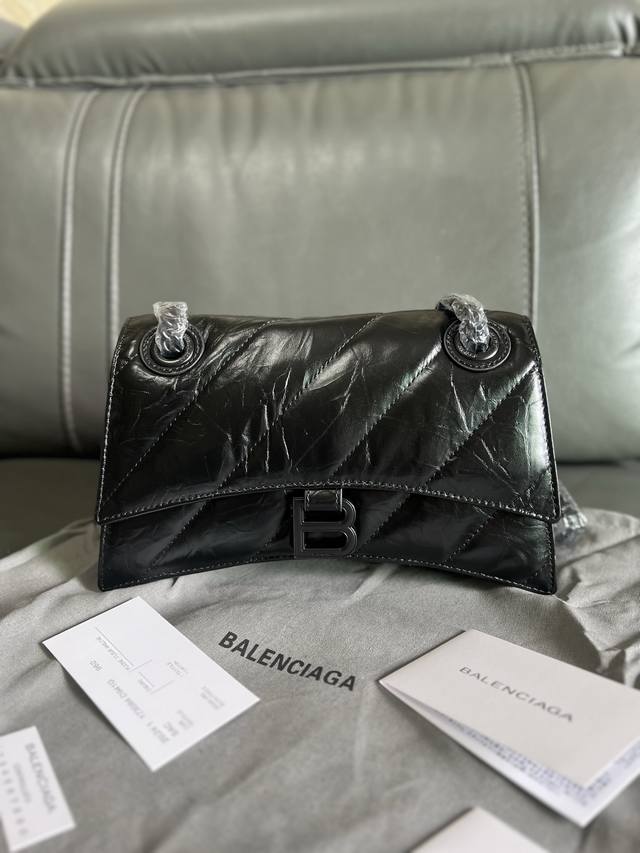 原单跑量 Balenciag*巴黎世嘉 Crush 哑光B徽标金属配件绗缝压纹 小牛皮 链条包斜挎单肩包 小号 女款 黑色 经典沙漏轮廓却又像枕头般柔软，揉成团