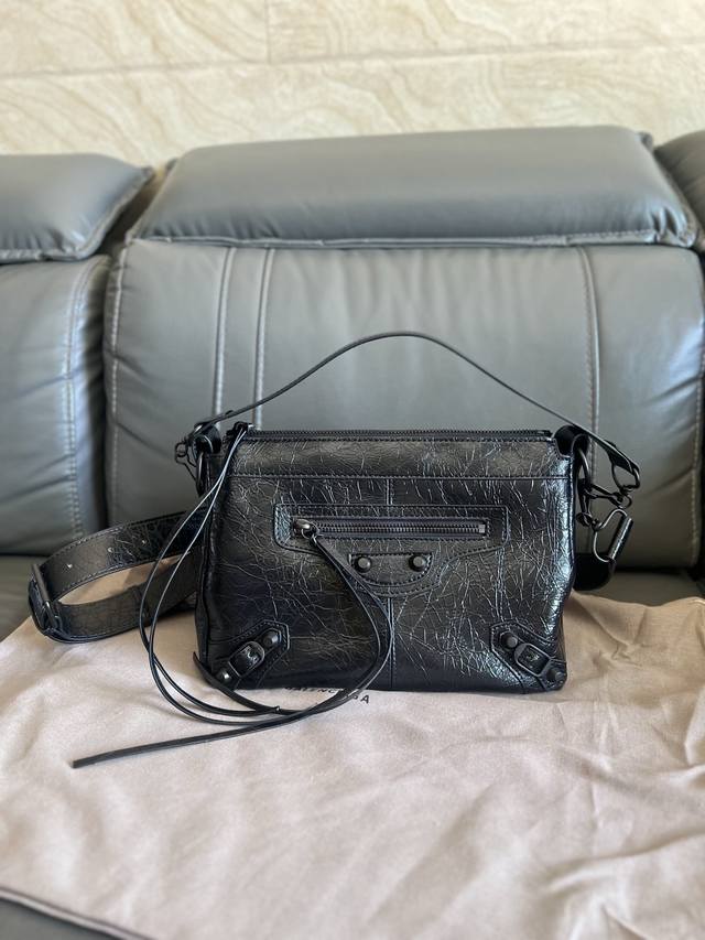 原单跑量 Balengiag*巴黎世嘉 Le City Moto小号 机车包全面回归 如果你喜欢机车包的铆钉机能感 但是又想要它更简约一点 强烈推荐你们选Mot