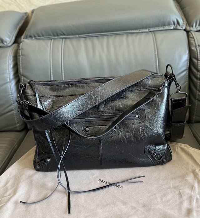 原单跑量 Balengiaga Le City Moto大号 机车包全面回归 如果你喜欢机车包的铆钉机能感 但是又想要它更简约一点 强烈推荐你们选Moto！ 自
