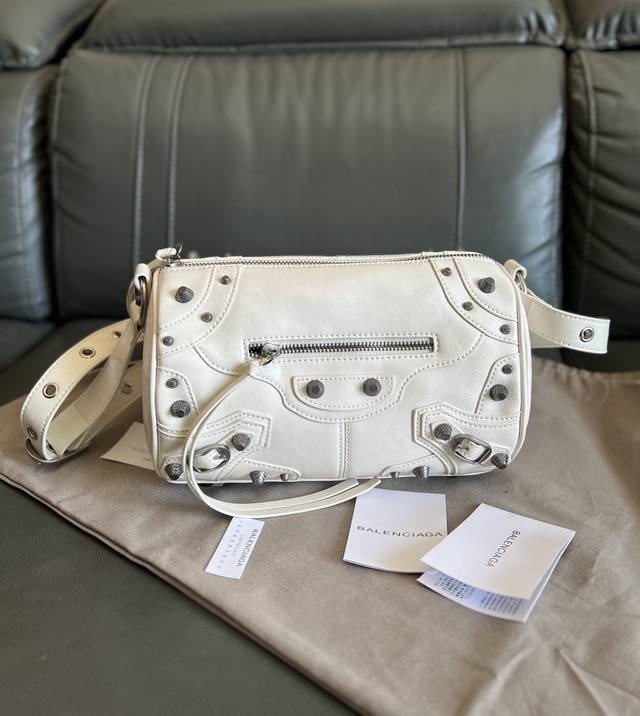 原单跑量 Balenciag*巴黎世嘉 Le Cagole 可调节肩带拉链开合 细纹爆裂纹皮革 斜挎单肩包 常规 黑色 体验到一包多背的好处了Duffle Ba