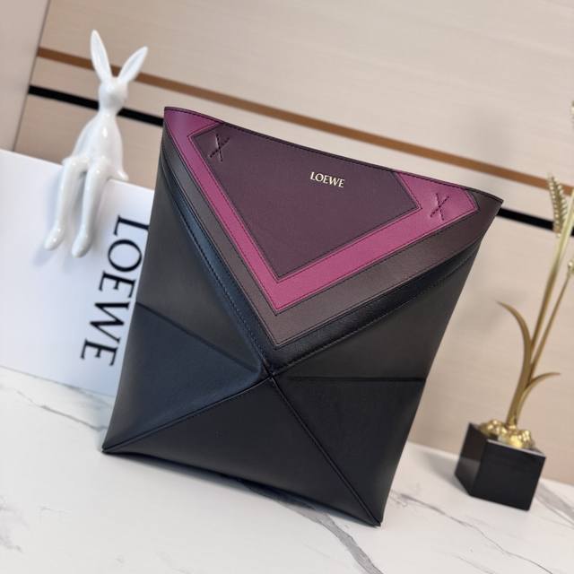 Lw新款puzzle Fold手袋折叠包 采用轻盈几何结构设计，能够完全扁平折叠 ，是旅行良伴。此版本采用纳帕牛皮革制成，方形嵌花图案的灵感源自Josef Al