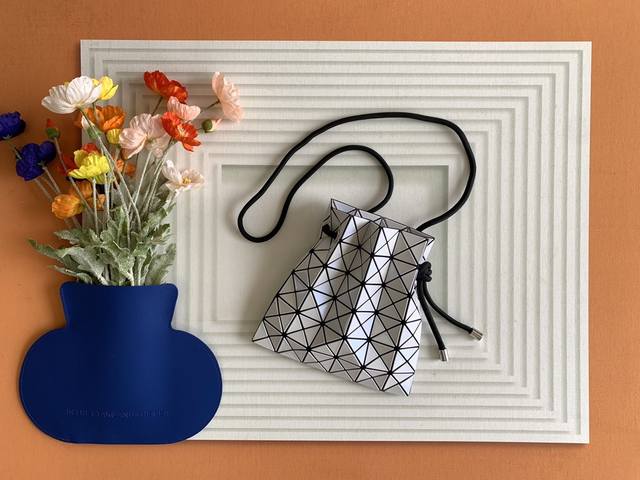 原单跑量 Issey Miyake 尺寸:23.5Cm*23.5Cm 三宅一生极具海洋元素的贝母小水桶，不同灯光折射出深浅不一波光粼粼的感觉，时尚感爆棚，上身是