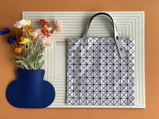 原单跑量 Issey Miyake Bao Bao 尺寸：40Cm*40Cm 三宅一生自带海洋元素限定10格贝母包终于出货啦！定制五金完全对版，吊打市场版！自带