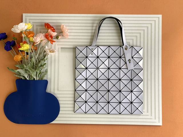 原单跑量 Issey Miyake Bao Bao 尺寸：34Cm*34Cm 6*6 三宅一生自带海洋元素限定贝母包终于出货啦！定制五金完全对版，吊打市场版！自