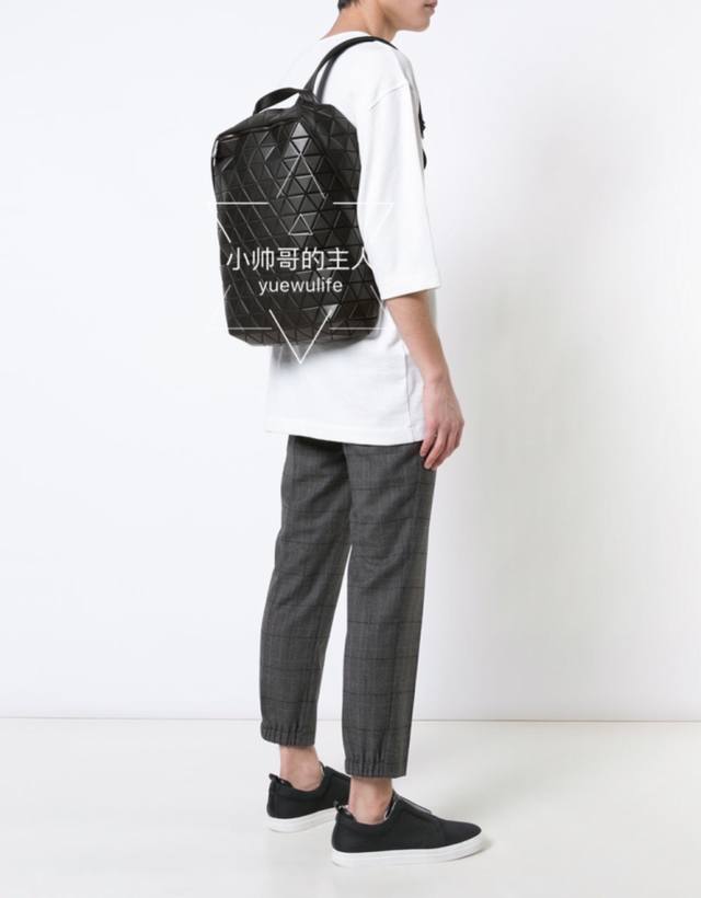 原单跑量 配原版纸质礼品袋 三宅一生简约背包正品开模，香港13000多港币购回，一对一五金，面料，细节全对版开模，日本产地标号为Bb76-Ag281 市场独家内