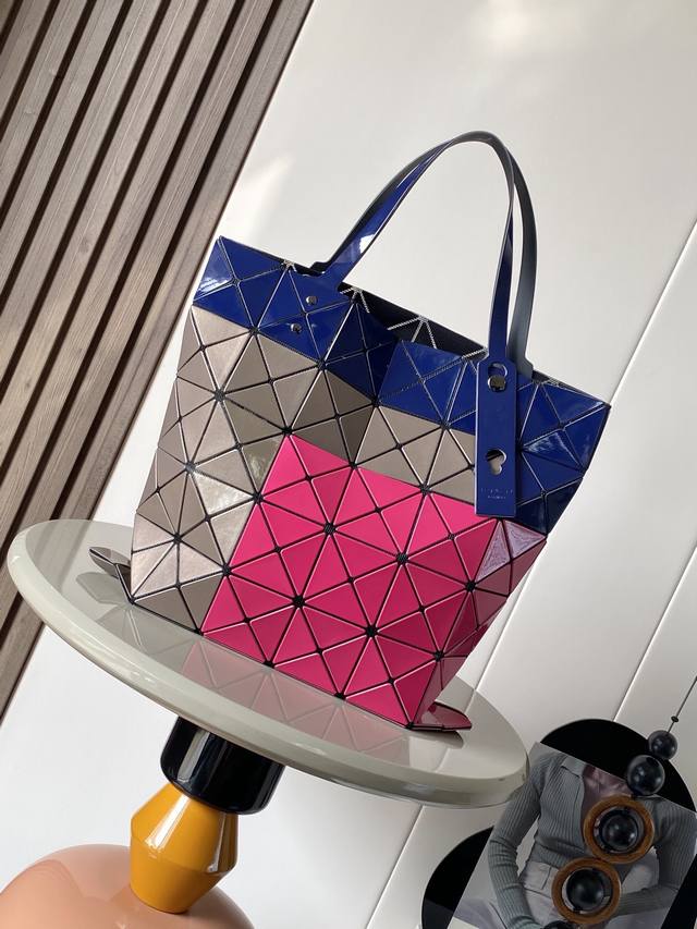 顶级原单 Issey Miyake Bao Bao 尺寸:34×34Cm 三宅9月新品隆重上场！这次6格突破常规，大胆的色彩构图因你使用而展开不同的视觉感！前面