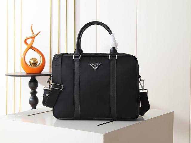 新款普拉达 prda 男款手提单肩包，原版进口防水面料配原版五金，细节精工细做。原版品质，175内码 ，Size W36Xh28Xd8，型号：0871， 。